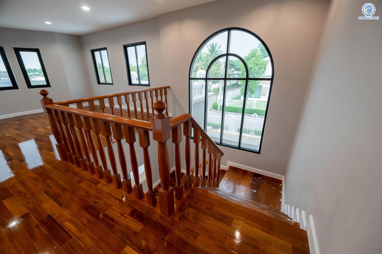 บ้านมือสองตกแต่งใหม่ โครงการ ลดาวัลย์ ปิ่นเกล้า-เพชรเกษม หลังมุม เนื้อที่ 102 ตร.ว. บนพื้นที่ใช้สอย 243.08 ตร.ม. ฟังก์ชัน 4 ห้องนอน 4 ห้องน้ำ 1 ห้องแม่บ้าน จอดรถได้ 2 คัน สภาพแวดล้อมดี ทำเลติดถนนกาญจนาภิเษก เดินทางเข้าสู่เมืองได้สะดวกเชื่อมต่อ ถนนเพชรเกษม ถนนราชพฤกษ์ ถนนกัลปพฤกษ์ ใกล้เดอะมอลล์บางแค ใกล้รถไฟฟ้าสายสีน้ำเงิน "สถานีหลักสอง" และ จุดขึ้นทางด่วน "ศรีรัช"